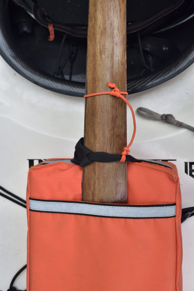 fissaggio del paddle float a una pagaia groenlandese